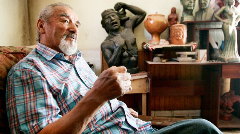 El artista custodiado por sus esculturasTiene su taller en el barrio Juan Manuel de Rosas. Trabaja a pedido para varias reparticiones municipales