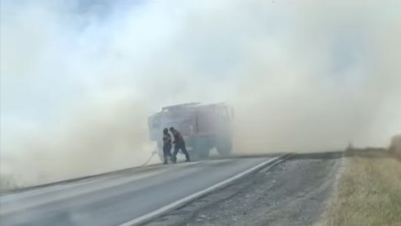 Bomberos combatiendo las llamas en inmediacioines de la ruta 259, enntre Trevelin y Esquel, en Chubut.&nbsp;