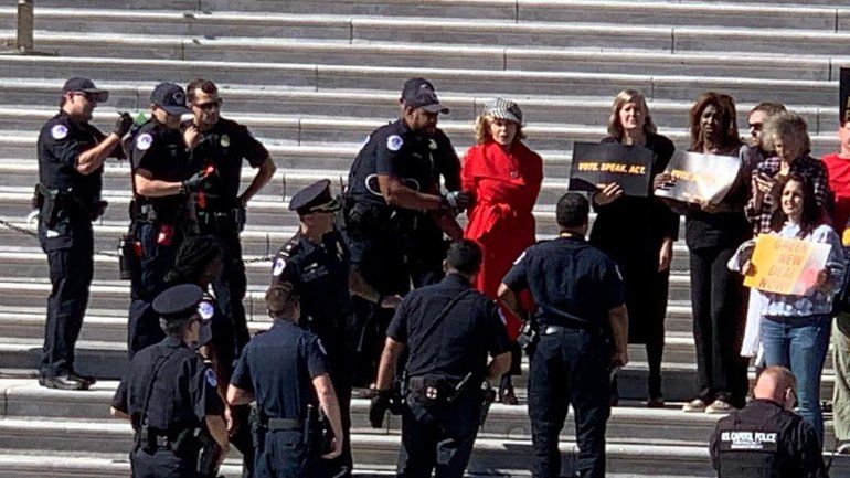 La actriz de Hollywood Jane Fonda fue detenida por protestar en el Capitolio