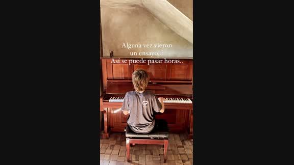 El hijo de Facundo Arana tocando el piano en su casa. Fuente: Instagram