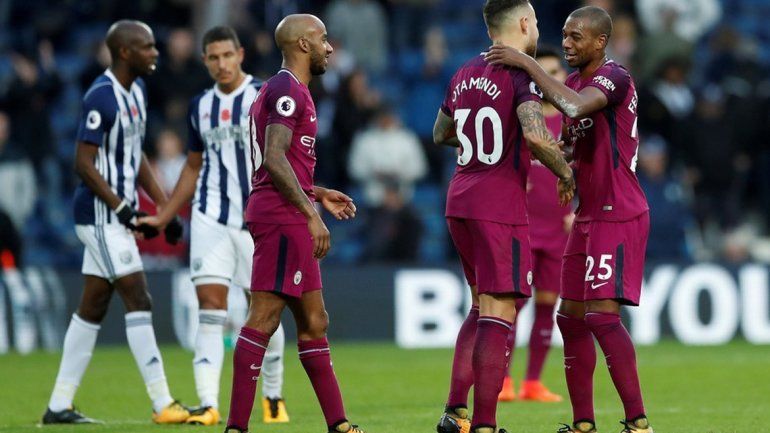 Los jugadores de Manchester City festejan el triunfo y la punta en el campeonato.