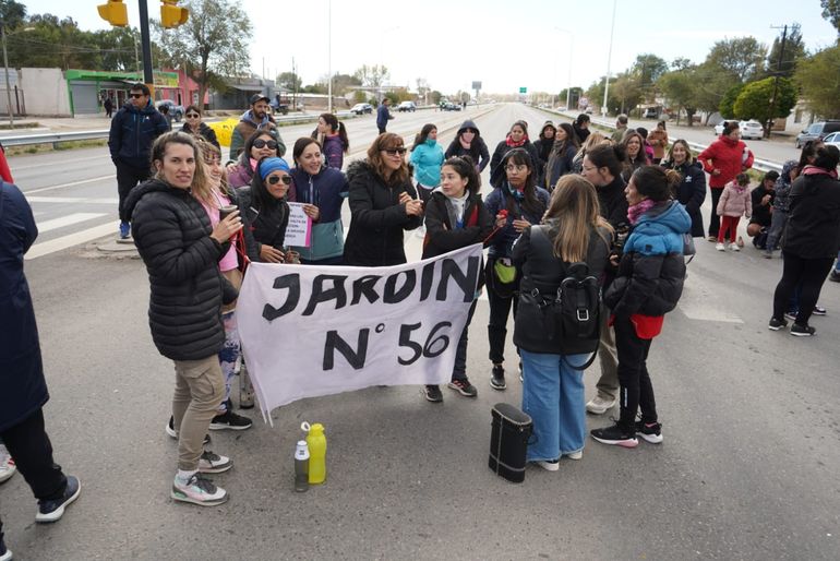 Este martes docentes, familiares y alumnos de escuelas y jardines de Senillosa que están sin clases llevaron adelante un corte en la Ruta 22. Este martes docentes, familiares y alumnos de escuelas y jardines de Senillosa que están sin clases llevaron adelante un corte en la Ruta 22.