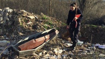 macabro hallazgo: tiraron parte de un feretro en un microbasural de parque industrial macabro hallazgo: tiraron parte de un feretro en un microbasural de parque industrial