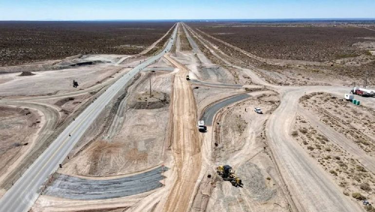 El loteo El Triángulo está cerca de la vinculación de la calle Benito Machado y Ruta 67 donde se está terminando de construir un nuevo acceso a Centenario. El loteo El Triángulo está cerca de la vinculación de la calle Benito Machado y Ruta 67 donde se está terminando de construir un nuevo acceso a Centenario.
