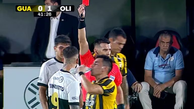 El durísimo planchazo de Benedetto que se hizo viral en el fútbol paraguayo