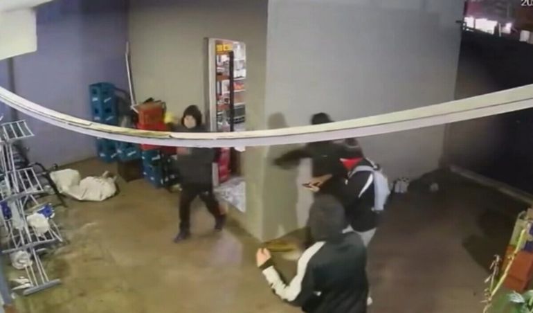 Dos menores fueron detenidos por el robo y otros dos continúan prófugos.