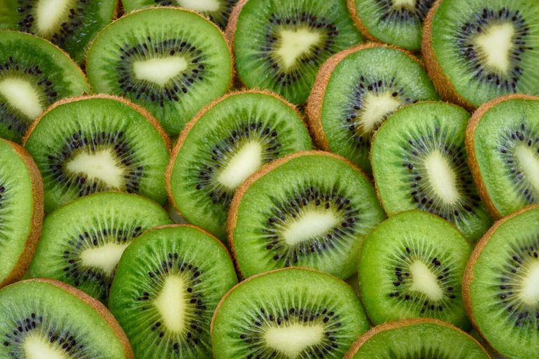 Estos son los 10 beneficios del kiwi en nuestro cuerpo.