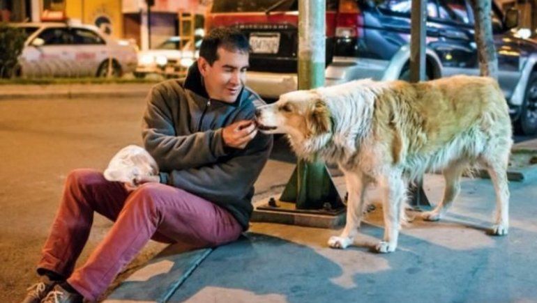 Twitter: hombre que cuidaba perros de la calle murió por Covid-19.