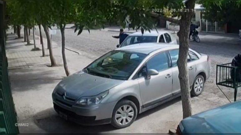 Video: motochorro estrelló una piedra contra su auto y le robó todo