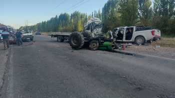 Dos trabajadores de la empresa CN Sapag murieron por el terrible choque en la Ruta 7. Dos trabajadores de la empresa CN Sapag murieron por el terrible choque en la Ruta 7.