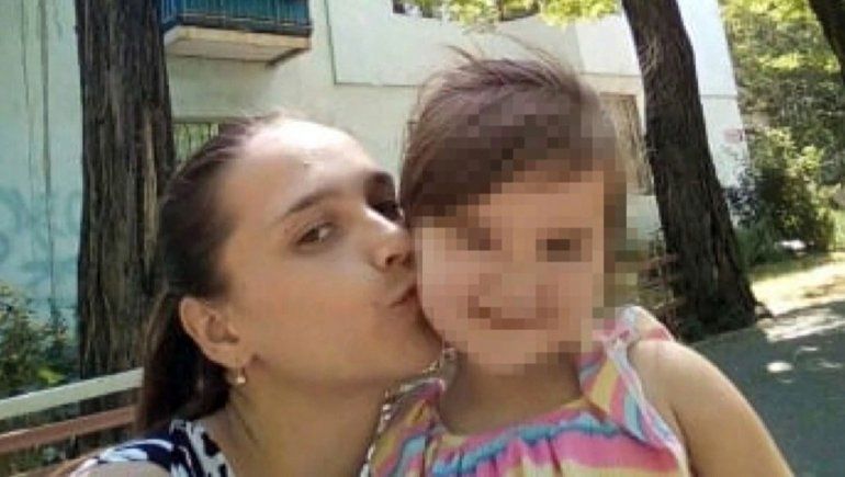 Dio a luz en la bañera y asfixió a su recién nacido