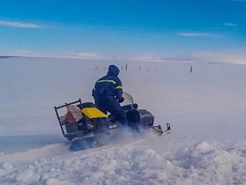 Quedó aislada por la nieve en la Ruta 40 y la rescataron con una moto después de un operativo de ocho horas.
