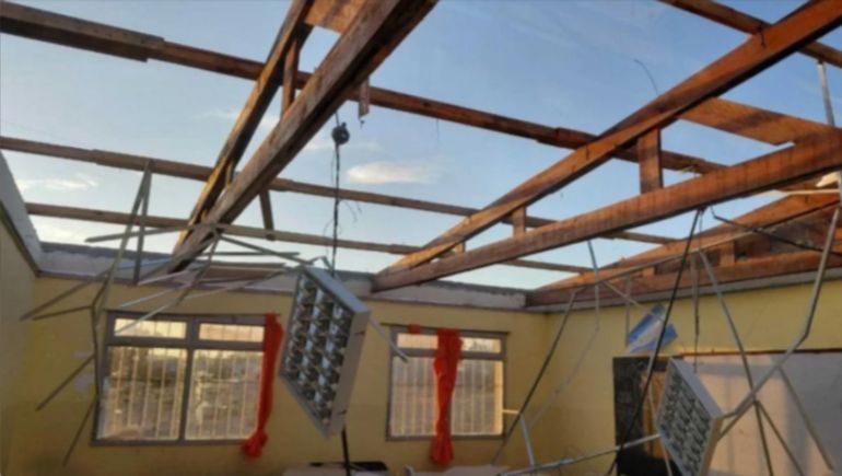 La vicedirectoria y el presidente de la cooperadora de la secundaria de Chubut contaron que el viento dejó al descubierto