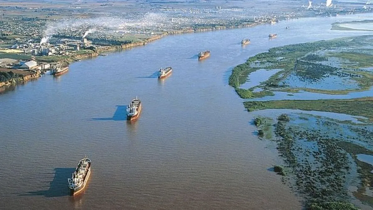 Sin dragado permanente, el Paraná se cierra. Hoy los buques cargan solo el 70% de su capacidad. Sin dragado permanente, el Paraná se cierra. Hoy los buques cargan solo el 70% de su capacidad.