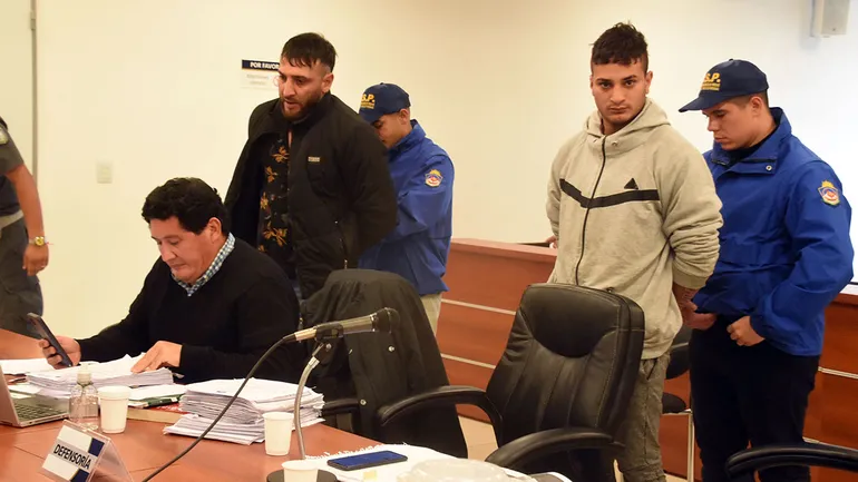 Jesús Ezequiel Vidal (de buzo claro) está condenado por el homicidio del Cachi Varela en Centenario. Jesús Ezequiel Vidal (de buzo claro) está condenado por el homicidio del Cachi Varela en Centenario.