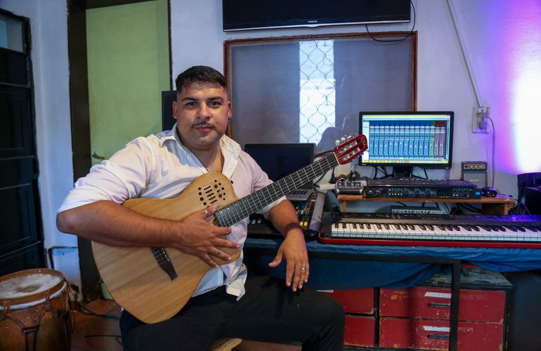 La música se convirtió en el motor de su vida y con la guitarra siempre tuvo un vínculo especial. (Foto: Omar Novoa). La música se convirtió en el motor de su vida y con la guitarra siempre tuvo un vínculo especial. (Foto: Omar Novoa).