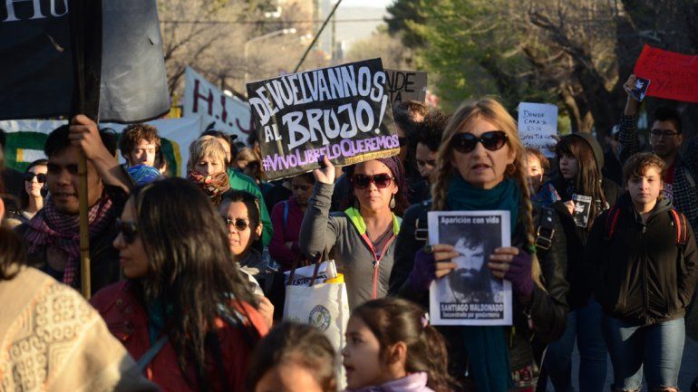 Los carteles exigiendo la aparición con vida de Santiago inundaron la ciudad.