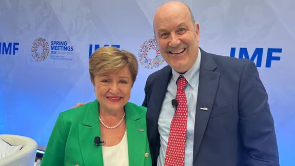 Federico Sturzenegger estuvo junto a Kristalina Georgieva y le hizo un regalo especial