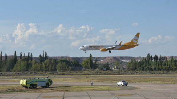 Salió con 6 horas de demora y desde otro aeropuerto