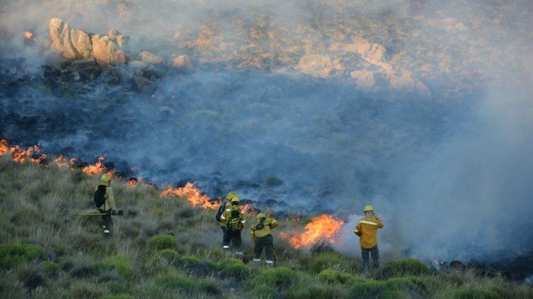 Los brigadistas mantienen una guardia de ceniza en el área.
