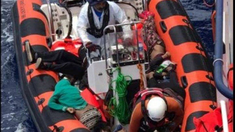 Alrededor de 1500 personas zarparon de la costa libia. Había 200 en la embarcación que naufragó. En 18 operaciones ya rescataron a 2300 refugiados.