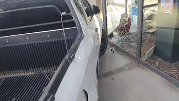 Trelew: un policía borracho clavó una camioneta en el frente de una concesionaria de autos. Trelew: un policía borracho clavó una camioneta en el frente de una concesionaria de autos.
