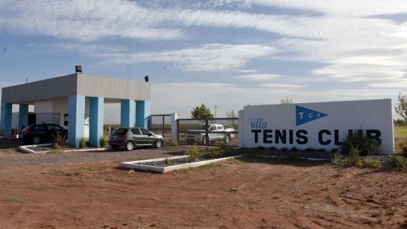 El Tenis Club de Neuquén sufrió un golpe muy bien preparado. En algunas viviendas dejaron todo revuelto y barretearon las puertas. En la búsqueda encontraron guantes de vaqueta y cables.