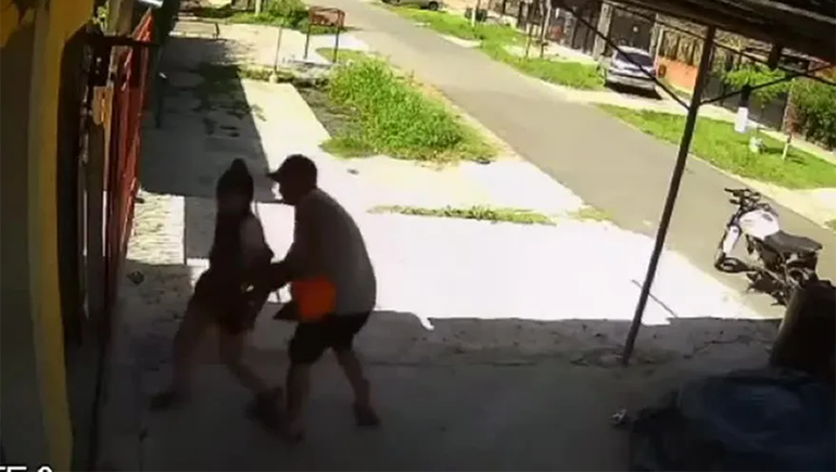 Video: se bajó de su moto y abusó de una nena de 13 años