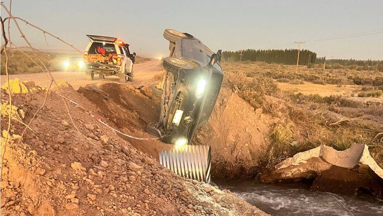 Una pareja fue hospitalizada tras sufrir un vuelco en la Ruta 20