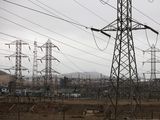 FOTO DE ARCHIVO: Líneas eléctricas de alta tensión en el distrito de San Juan de Miraflores en Lima, Perú. 11 de agosto, 2017. REUTERS/Guadalupe Pardo