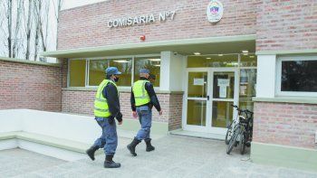 La Policía de Plottier estuvo trabajando en el transcurso de toda la tarde para confirmar las circunstancias de la muerte del hombre. La Policía de Plottier estuvo trabajando en el transcurso de toda la tarde para confirmar las circunstancias de la muerte del hombre.