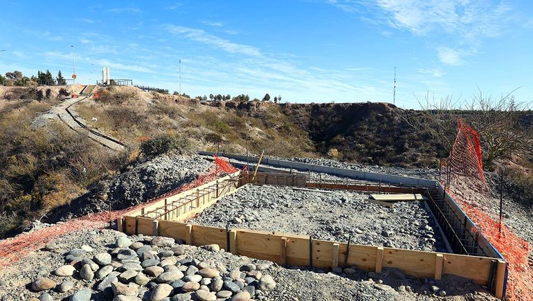 En estos días se colocará el sendero desde el Balcón del Valle hasta un punto más abajo de la barda. En estos días se colocará el sendero desde el Balcón del Valle hasta un punto más abajo de la barda.