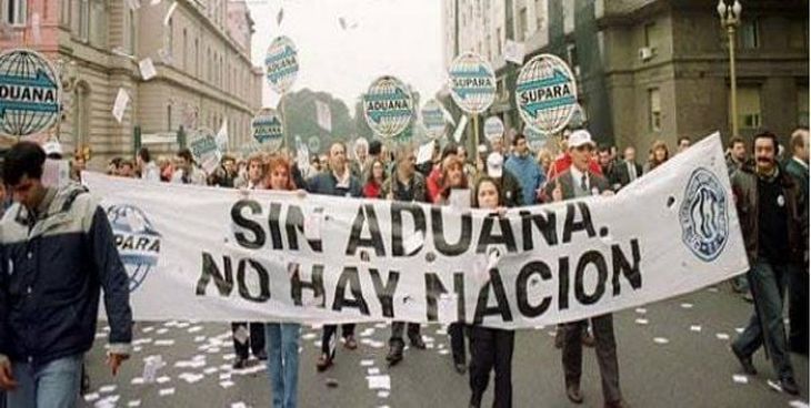 Trabajadores de Aduana ayer también salieron a protestar contra las medidas del Gobierno. Trabajadores de Aduana ayer también salieron a protestar contra las medidas del Gobierno.