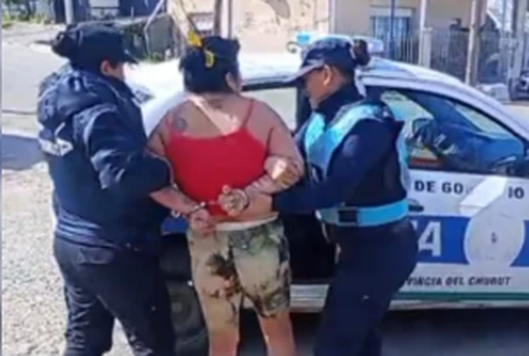La mujer que usurpaba una vivienda de Comodoro Rivadavia se resistió al desalojo y amenazó a los policías. La mujer que usurpaba una vivienda de Comodoro Rivadavia se resistió al desalojo y amenazó a los policías.