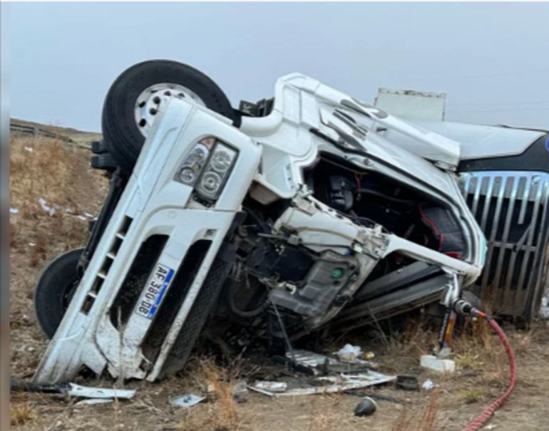 Tras recuperar el cuerpo del chofer fallecido, peritos intentaban determinar si tenía puesto el cinturón de seguridad y si en la tragedia influyó algún factor climático.