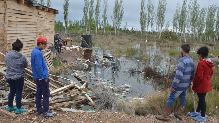 El sector Los Hornos está en estado de emergencia como consecuencia de la laguna contaminada que acecha a los vecinos del lugar.