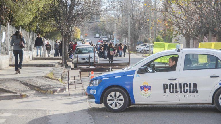 Los estudiantes realizaron ayer una manifestación para protestar por el accionar que tiene una profesora del establecimiento.