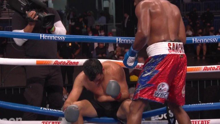 El momento en el que Sánchez tiró afuera del ring a su rival.