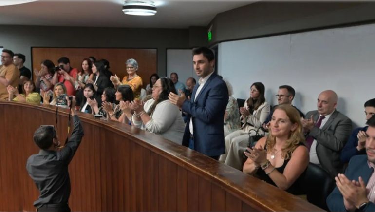 El gobernador Ignacio Torres aplaudió de pie la aprobación del Código Electoral de Chubut. El gobernador Ignacio Torres aplaudió de pie la aprobación del Código Electoral de Chubut. 