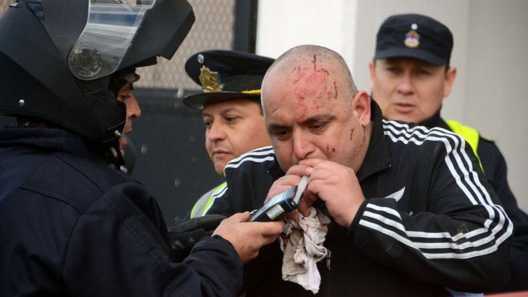 Los inspectores le realizaron el test al conductor borracho.