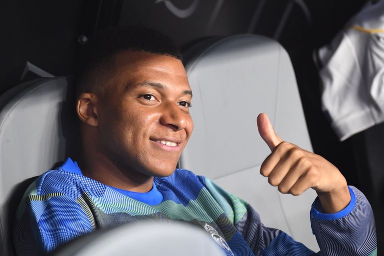 Mbappé en el banco de suplentes del Madrid. El francés ingresó en el segundo tiempo. 