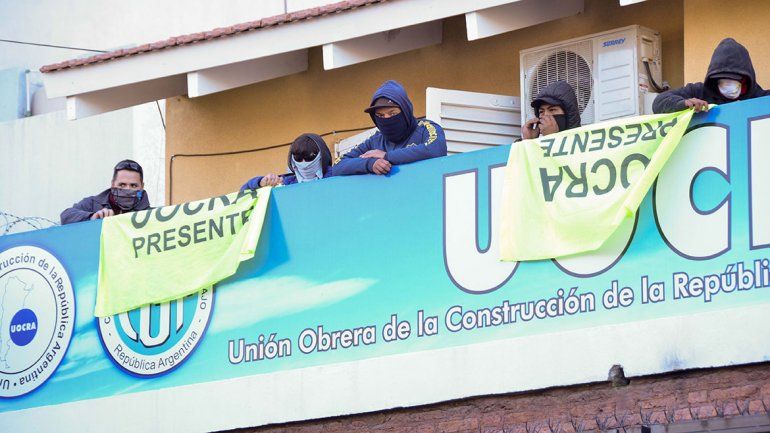 Continúa la tensión en la sede central de la Uocra tomada por opositores a la cúpula