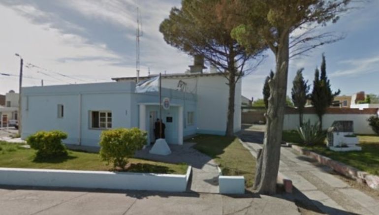 El dueño del perro asesinado, un dogo cruza con galgo, hizo la denuncia en la comisaría de Playa Unión, en Chubut. El dueño del perro asesinado, un dogo cruza con galgo, hizo la denuncia en la comisaría de Playa Unión, en Chubut.