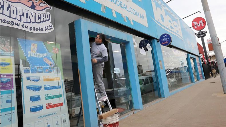 El robo se registró en la madrugada de este martes, cuando los agentes constataron la puerta de blindex destruida. | LM Neuquen El robo se registró en la madrugada de este martes, cuando los agentes constataron la puerta de blindex destruida.