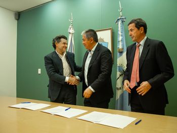 Los CEOS de Vista, Miguel Galuccio, y de Tecpetrol, Ricardo Markous, firmaron el convenio con el gobernador Rolando Figueroa.