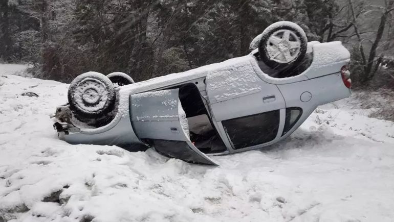 Una conductora volcó por la nieve y tuvo que ser internada