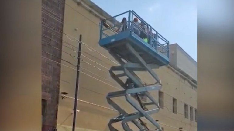 Un gesto emotivo: alquilaron una grúa para saludar a una amiga internada