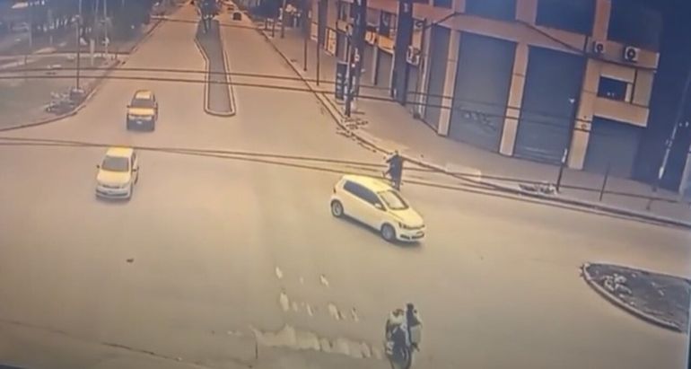 Persecución fatal: chocaron contra un poste y murieron cuando escapaban de un control policial