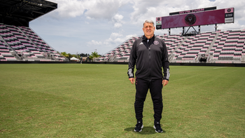 El entrenador formado en Newells que ya dirigió a Messi en la selección y el Barcelona será DT del equipo de Miami. El entrenador formado en Newells que ya dirigió a Messi en la selección y el Barcelona será DT del equipo de Miami.