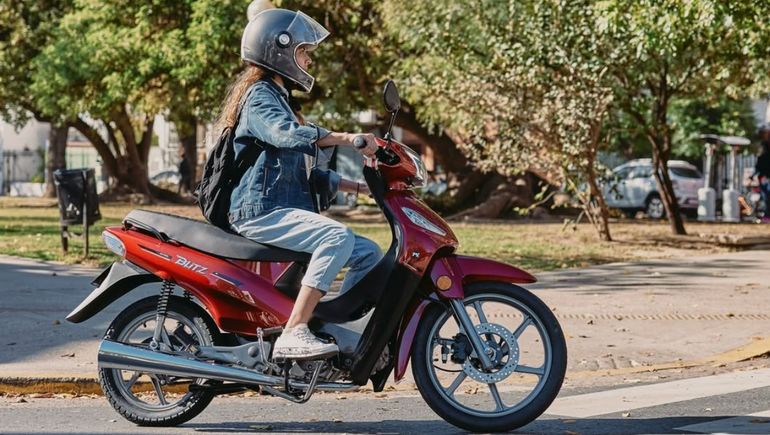 La Motomel Blitz 110 tiene una autonomía de 120 kilómetros. La Motomel Blitz 110 tiene una autonomía de 120 kilómetros.